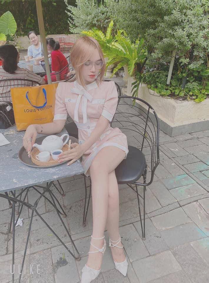 Ré rân cổ đỏ hết mặt bởi cục thịt tây