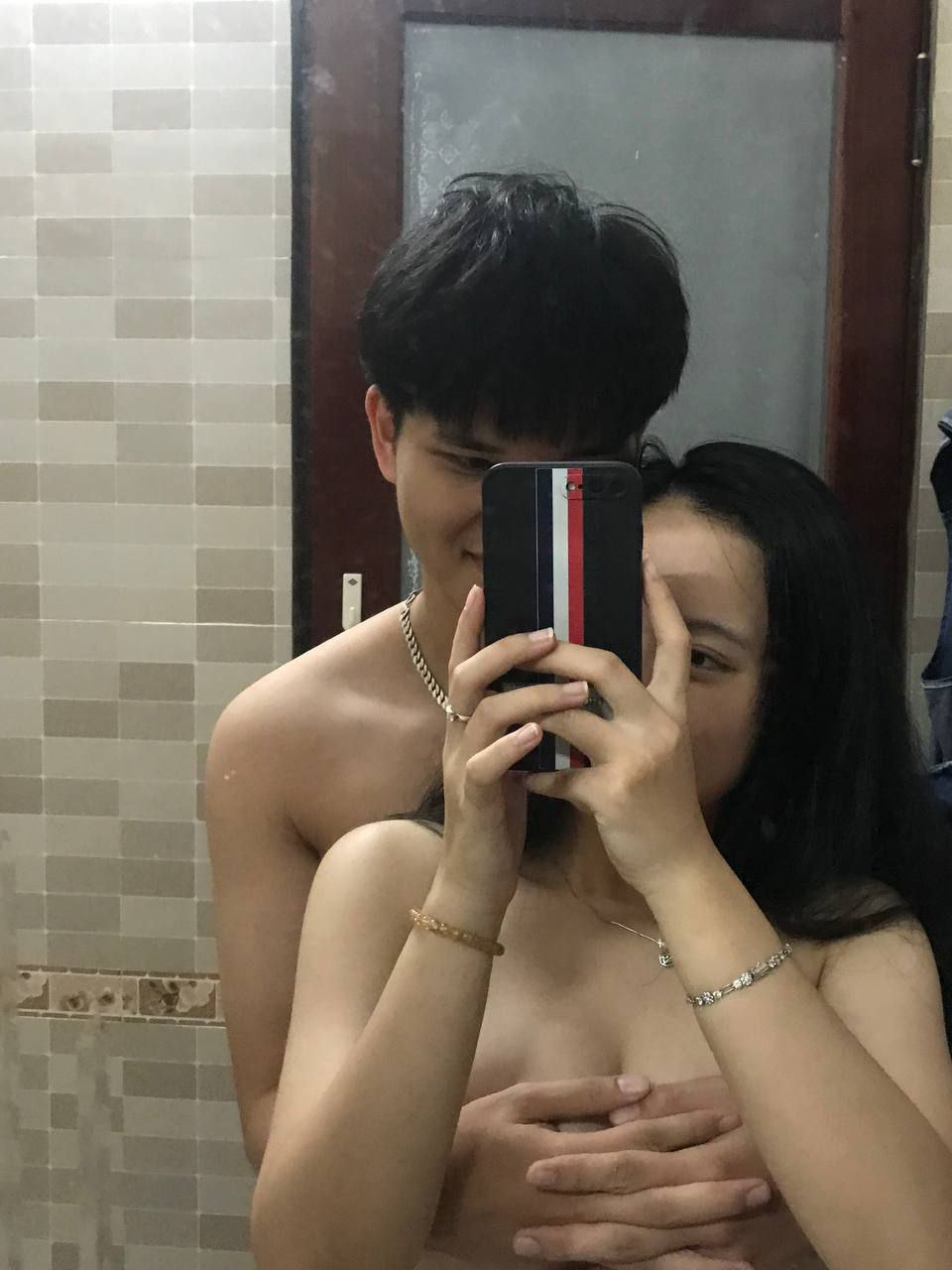 Chị 00 đeo khẩu trang đau đớn và hạnh phúc