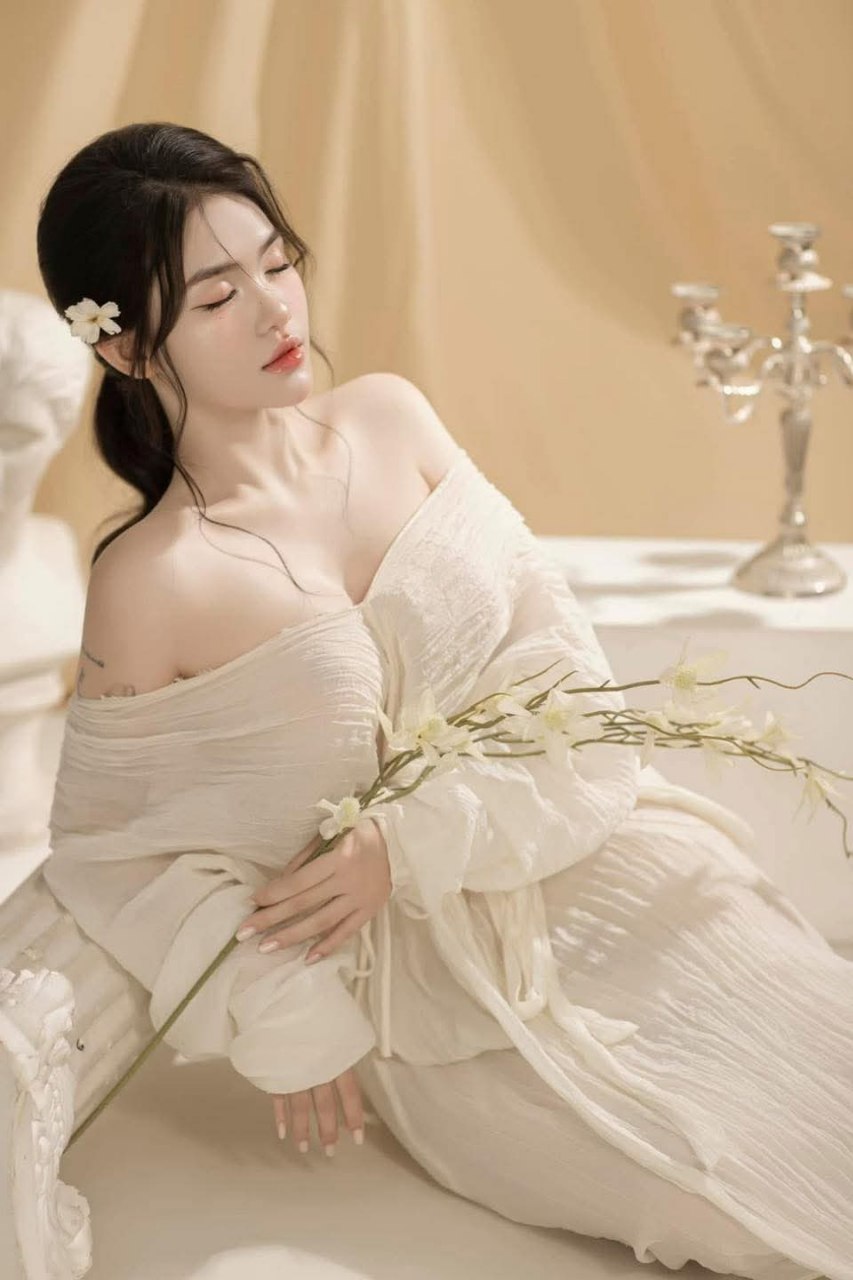 Ác quỷ xinh đẹp dễ thương Châu Á "Asian Alison" không được bảo vệ nổ creampie cô hầu gái dễ thương